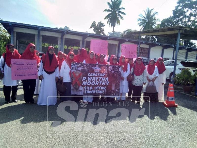 Siti Hajar dan Wanita Umno Bahagian Jerantut bahagian itu tampil membuat laporan polis di IPD Jerantut, hari ini.