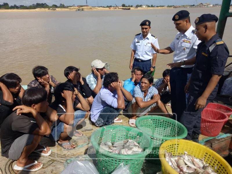 Rashidilhadi (dua kanan) bertanyakan sesuatu kepada awak-awak yang ditangkap di lokasi 44 batu nautika dari Kuala Terengganu, petang semalam.