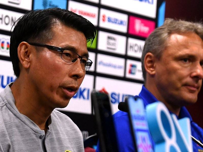 Ketua jurulatih Skuad Bola Sepak Kebangsaan, Tan Cheng Hoe (kiri) ketika sidang media menjelang pertemuan antara Malaysia dan Myanmar sempena Kejohanan Bola Sepak Piala AFF Suzuki 2018 di Stadium Nasional Bukit Jalil, hari ini. - Foto Bernama
