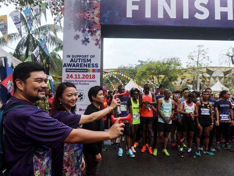 Timbalan Menteri Pembangunan Wanita, Keluarga dan Masyarakat, Hannah Yeoh (dua, kiri) bersama Ketua Pegawai Eksekutif Danajamin Nasional Berhad, Mohamed Nazri Omar (kiri) menyempurnakan pelepasan larian Danajamin Mighty Run 2018 di Taman Perdana Botani Kuala Lumpur, hari ini. - Foto Bernama