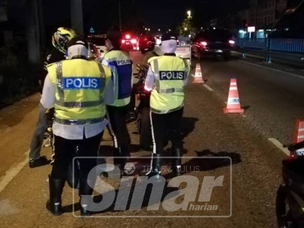 Antara individu yang diperiksa dalam operasi di Telok Panglima Garang.
