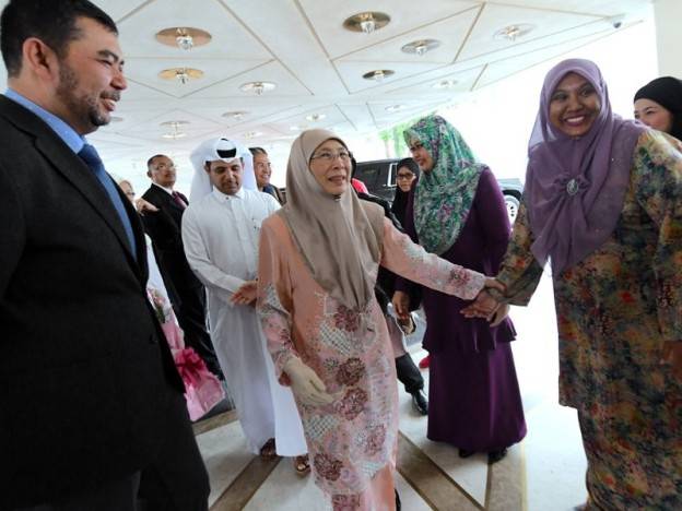 Perdana Menteri Datuk Seri Dr Wan Azizah Wan Ismail, yang juga Menteri Pembangunan Wanita, Keluarga dan Masyarakat, dialu-alukan selepas tiba di hotel di sini semasa lawatan rasmi tiga hari ke Qatar. Foto: Bernama
