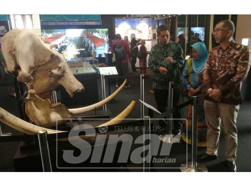 Muhammad Bakhtiar melawat pelbagai jenis artifak dan pameran di Muzium Perak di Taiping, hari ini.