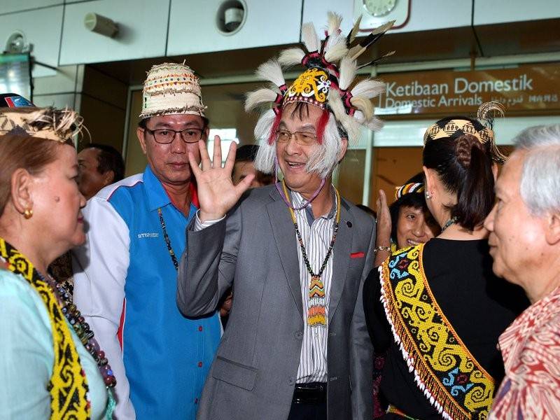 Pengerusi Majlis Pimpinan PKR Negeri Sarawak, Baru Bian disambut penyokong setiba di Lapangan Terbang Antarabangsa Kuching, hari ini. - Foto Bernama