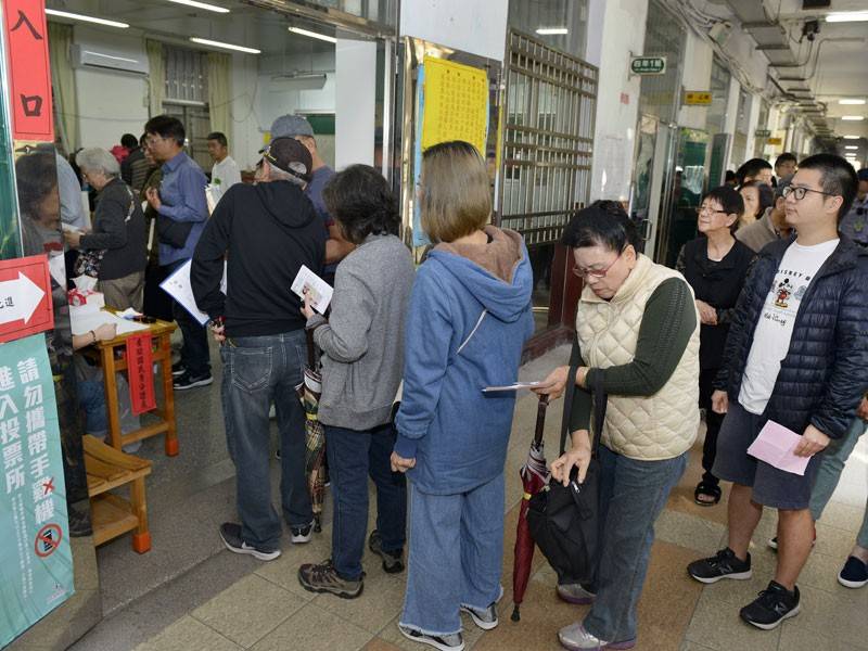 Penduduk menunaikan tanggungjawab mereka di sebuah pusat pengundian di Taipei. - Foto AFP