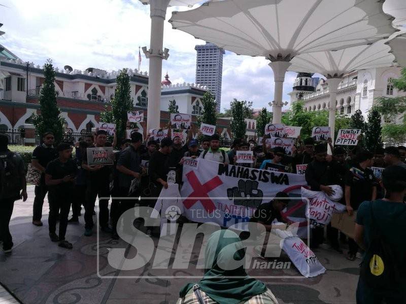 Sebahagian mahasiswa yang menyertai Himpunan Tuntut Janji Perbadanan Tabung Pendidikan Tinggi Nasional (PTPTN), hari ini.