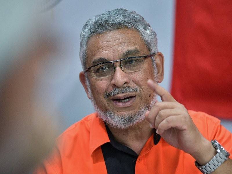 Menteri Wilayah Abdul Khalid Samad berucap pada majlis santai Parti Amanah Negara Sarawak bersama pengamal media hari ini. - Foto Bernama
