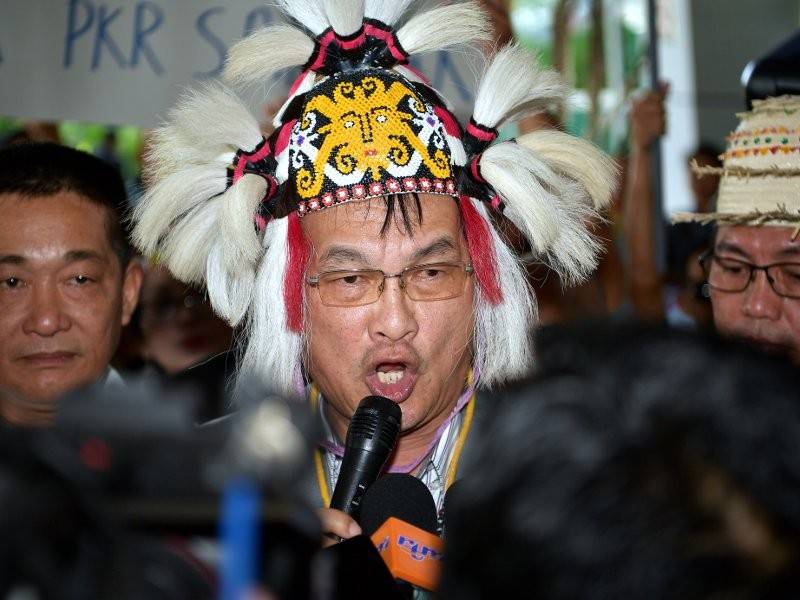 Pengerusi Majlis Pimpinan PKR Negeri Sarawak, Baru Bian ditemu ramah wartawan setiba di Lapangan Terbang Antarabangsa Kuching, hari ini. - Foto Bernama
