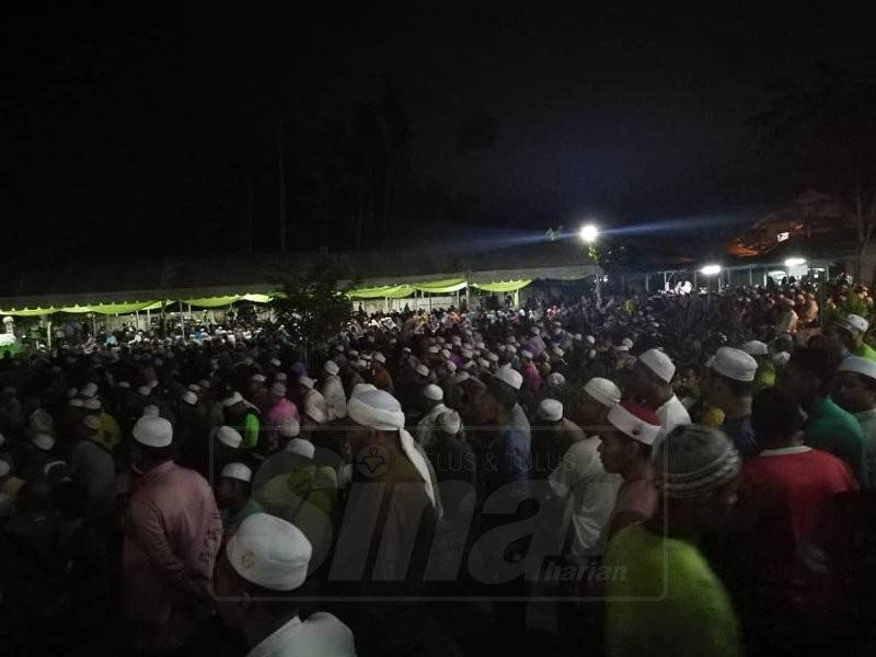 Orang ramai memenuhi pekarangan madrasah malam ini.
