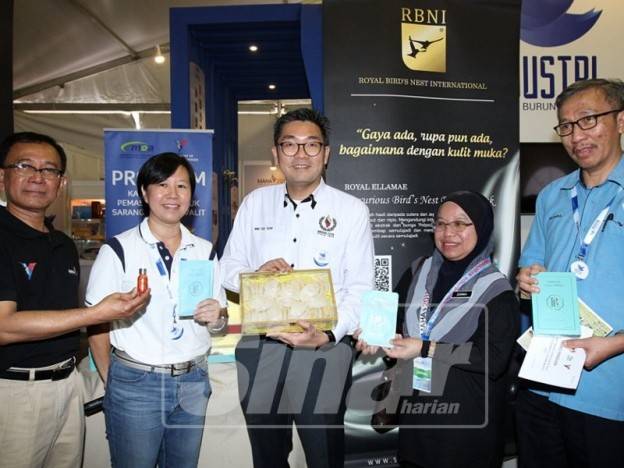 Tze Tzin (tengah) merasmikan produk Walet, Royal Ellamae di MAHA 2018, semalam. Turut serta, Timbalan Ketua Pengarah Perkhidmatan Veterinar (KesihatanTernakan), Dr Saipul Bahri Abd Ree (kanan). -Foto Sinar Harian Asril Aswandi Shukor
