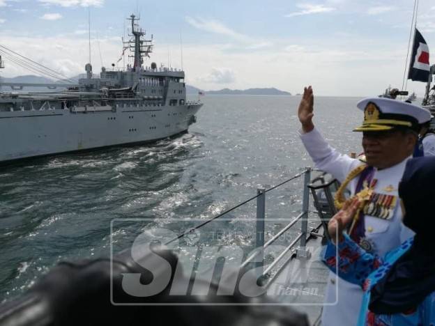 Ahmad Kamarulzaman ketika pemeriksaan armada di perairan Pulau Pangkor, hari ini.
