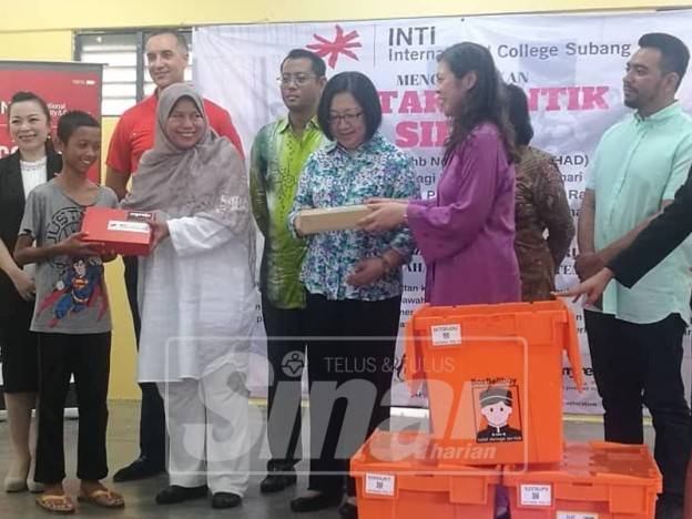 Zuraida ketika menyerahkan sebuah kotak cantik kepada peserta berkenaan.
