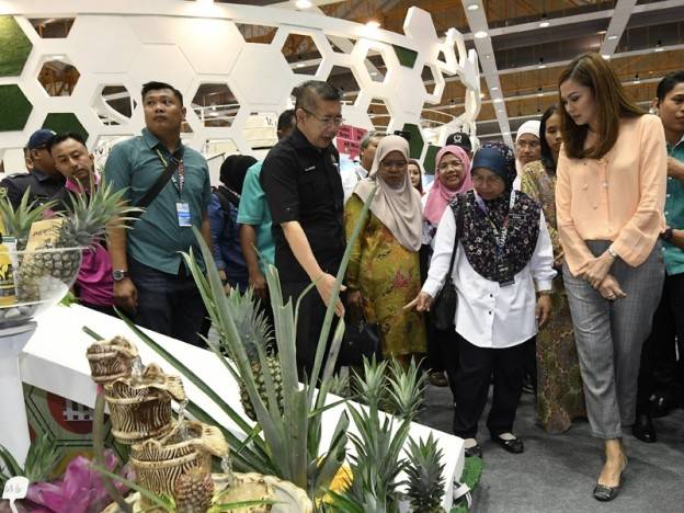 Tengku Permaisuri Selangor Tengku Permaisuri Norashikin (dua, kanan) berkenan melawat Pameran Pertanian, Hortikultur dan Agro Pelancongan Antarabangsa (MAHA) 2018 di Taman Ekspo Pertanian Malaysia (MAEPS) Serdang hari ini.- Foto Bernama
