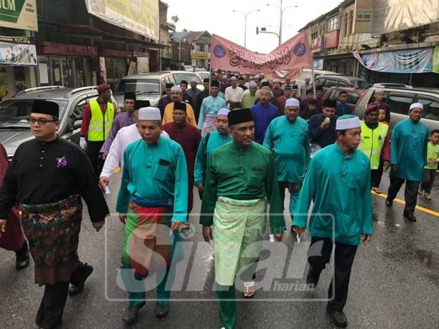 Reezal ketika menyertai menghadiri perarakan sambutan Maulidur Rasul peringkat Parlimen Kepala Batas di Masjid Jamiul Badawi, hari ini.
