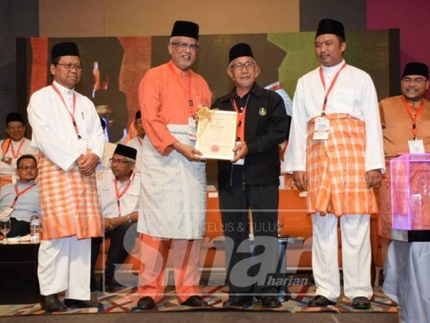 Mahfuz menyampaikan sijil keahlian kepada Mohamad Aris pada Konvensyen Tahunan Kali ke-3 Amanah Perak, hari ini.
