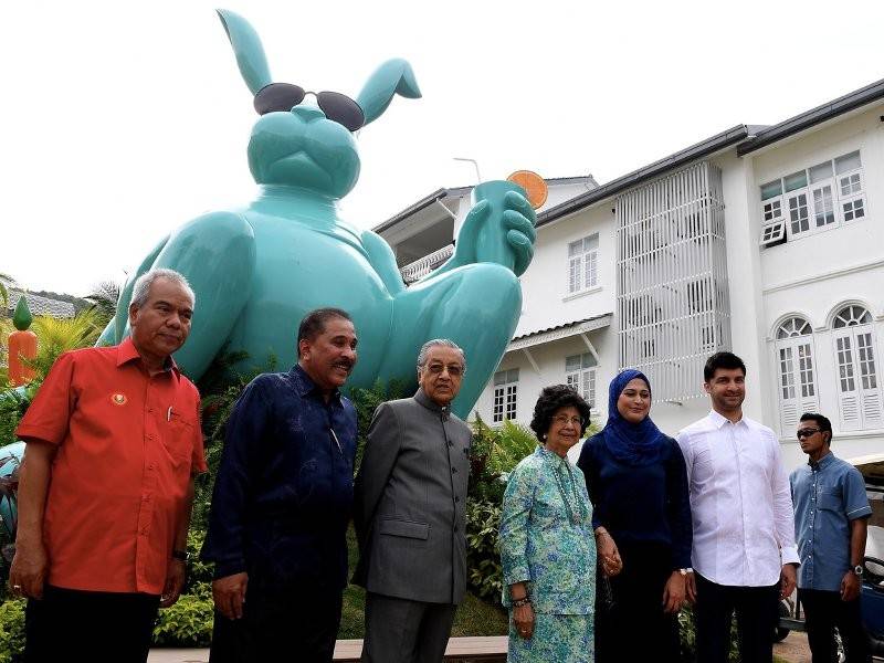 Perdana Menteri Tun Dr Mahathir Mohamad dan isteri Tun Dr Siti Hasmah Mohd Ali meninjau Dash Resort Langkawi sempena perasmian resort berkenaan hari ini. - Foto Bernama