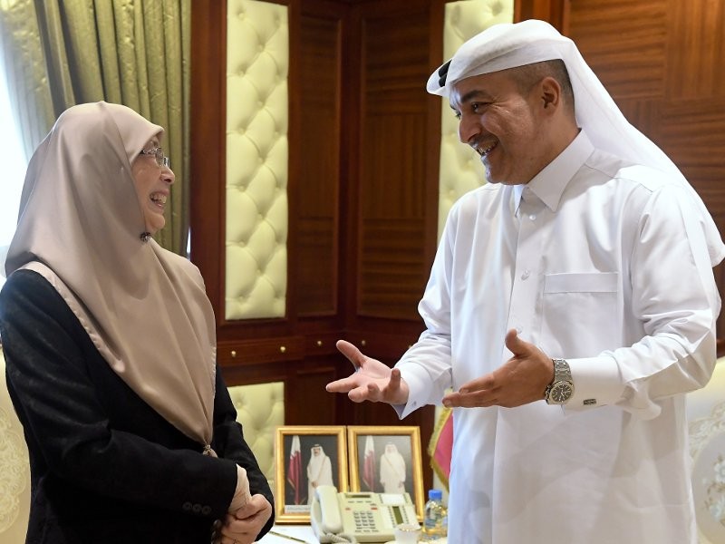 Timbalan Perdana Menteri Datuk Seri Dr. Wan Azizah Wan Ismail mengadakan pertemuan dengan Menteri Pentadbiran, Pembangunan, Buruh & Hal Ehwal Sosial (ADLSA), Yousuf Mohammed Al-Othman Fakro (kanan) di sini di Kementerian ADLSA. - Foto Bernama
