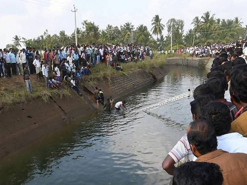 Kejadian itu berlaku di perkampungan Kanagana Maradi di daerah Mandya, kelmarin.