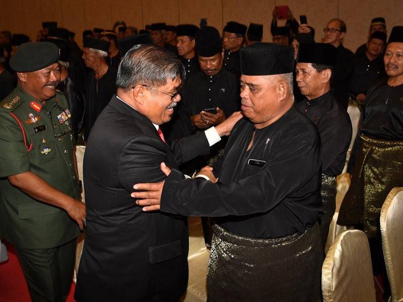 Menteri Pertahanan, Mohamad Sabu (dua, kiri) beramah mesra bersama pesara Angkatan Tentera Malaysia ketika hadir pada majlis Penganugerahan Pingat Jasa Malaysia Peringkat Negeri Johor, hari ini. - Foto Bernama
