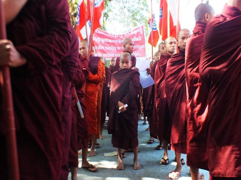 Kira-kira 100 orang penunjuk perasaan diketuai golongan sami Buddha berarak di bandar Sittwe semalam bagi membantah penghantaran pulang pelarian Rohingya dari Bangladesh. - Foto AFP