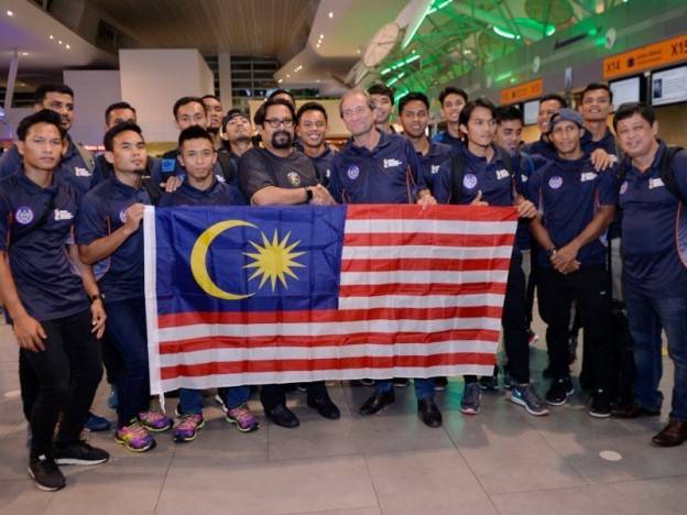 Subahan Kamal menyerahkan Jalur Gemilang kepada Oltmans sebelum Malaysian Tigers mendaftar masuk di kaunter klia2 untuk berlepas ke Bhubaneswar, India bagi menghadapi saingan Piala Dunia Hoki 2018 yang akan bermula secara rasminya Rabu ini.
