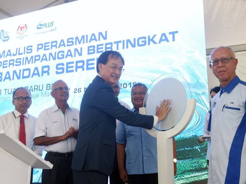 Menteri Kerja Raya Baru Bian (tengah) memyempurnakan perasmian Persimpangan Bertingkat Bandar Serenia hari ini. - Foto Bernama
