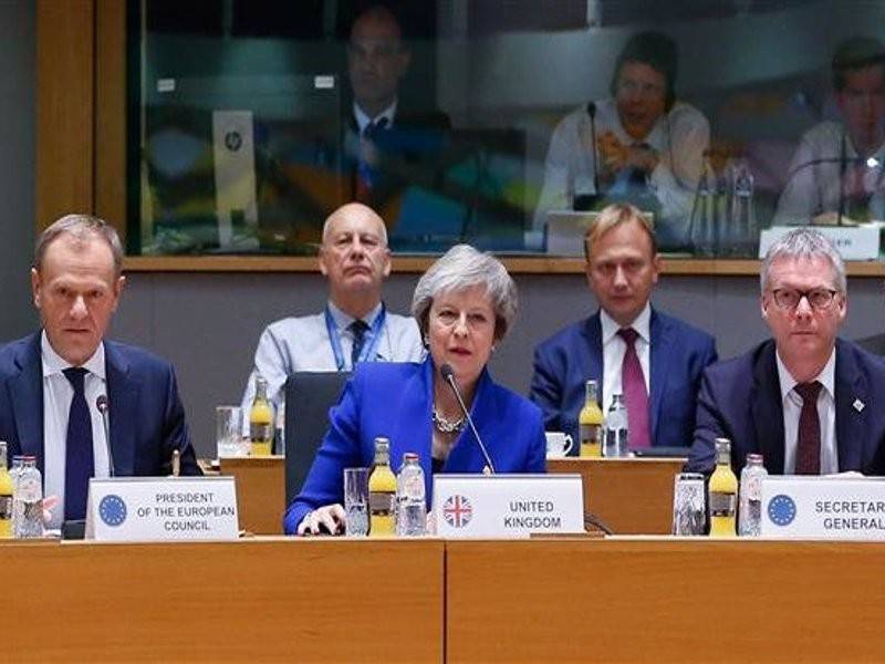 Perdana Menteri Britain, Theresa May (tengah) dan Presiden Majlis Eropah, Donald Tusk (kiri) menghadiri mesyuarat khas di Majlis Eropah untuk meluluskan draf perjanjian Brexit di Brussels, semalam. - Foto AFP
