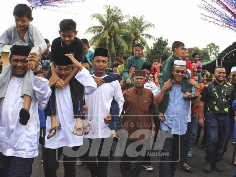 Mohd Khairul (tiga, kiri) sewaktu Program Khatan Perdana SRCC Kluang.