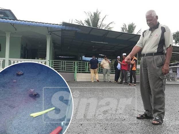 Adam menunjukkan lokasi dipercayai daging babi yang ditemui sebelum solat subuh di Surau Bukit Serkam pagi tadi.