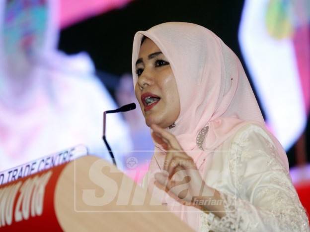 Zahida berucap di Perhimpunan Agung Pergerakan Puteri Umno 2018 di PWTC. - Foto Sinar Harian oleh SHARIFUDIN ABDUL RAHIM