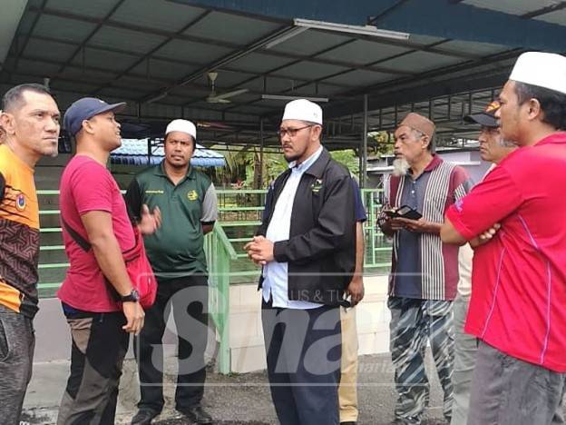 Kamarudin ketika bertemu jemaah Surau Bukit Serkam di sini, tadi.