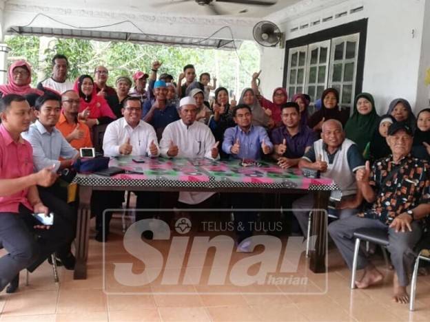 Jalalludin bersama ahlinya menyertai parti Amanah semula setelah mengumumkan keluar parti itu di Kampung Paya Rumput Jaya Hilir, di sini, tadi.