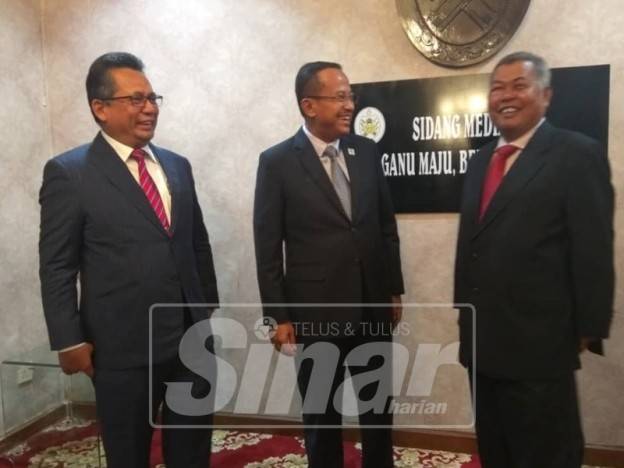 Dr Ahmad Samsuri (tengah) bersama Ahmad Razif (kiri) dan Ahmad Said (kanan) selepas kedua-dua bekas menteri besar itu nyatakan kesudian bekerjasama dengan kerajaan negeri menuntut bayaran.