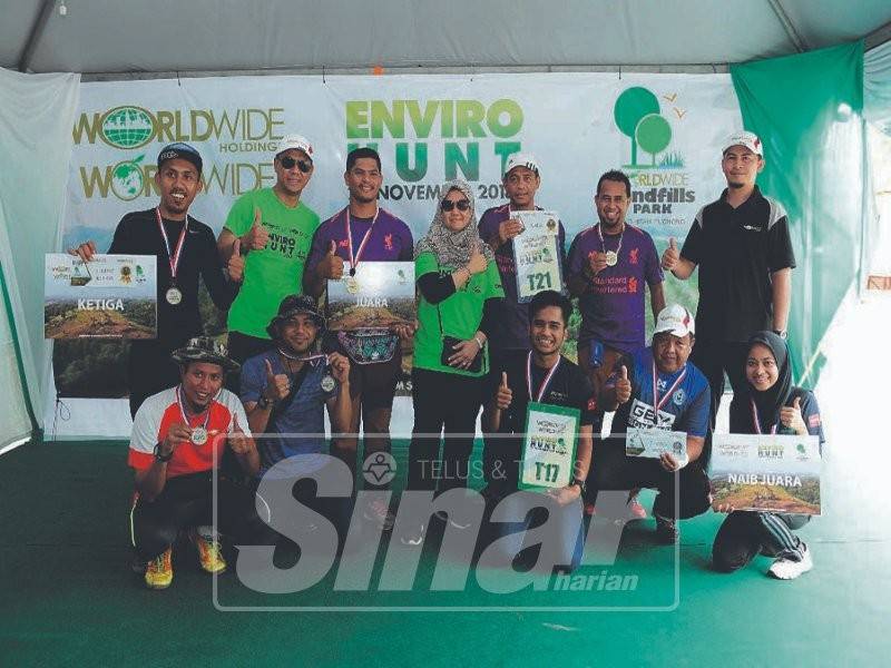 Norazlina (berdiri, tengah) bersama pemenang-pemenang WHB Enviro Hunt 2018, Sabtu lalu.