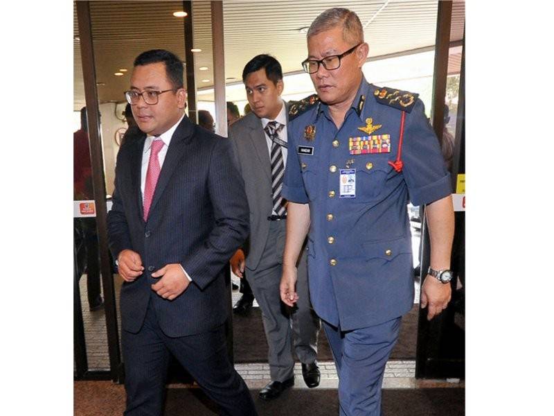 Menteri Besar Selangor Amirudin Shari (kiri) diiringi Mohammad Hamdan (kanan) ketika tiba di Pusat Perubatan Subang Jaya (SJMC) untuk menziarahi seorang anggota Unit Bantuan Perkhidmatan Kecemasan (EMRS) JBPM yang cedera parah, diserang dalam kejadian rusuhan di luar kuil Sri Maha Mariamman awal pagi tadi, hari ini. - Foto Bernama