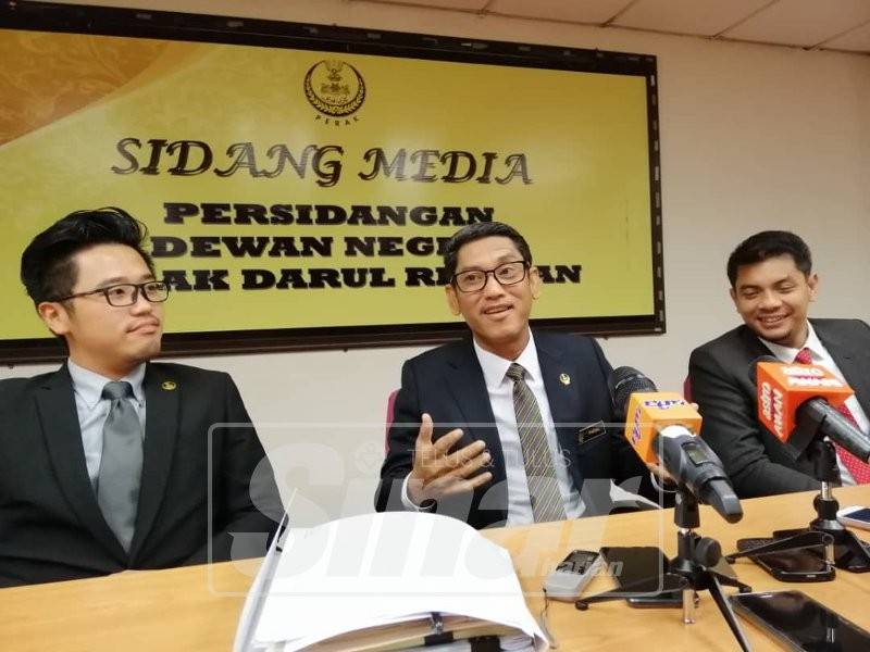 Ahmad Faizal (tengah) pada sidang media, turut kelihatan, Hasnul Zulkarnain (kanan) dan Exco Pembangunan Belia dan Sukan Perak, Howard Lee Chuan How.