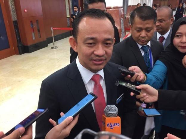 Maszlee ditemui media di luar lobi Parlimen, hari ini.