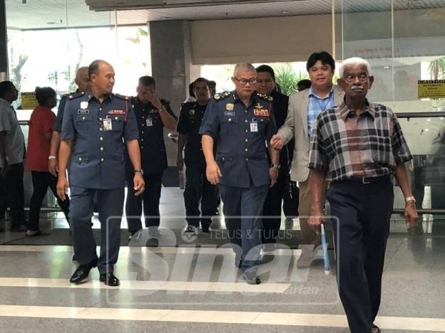 Mohammad Hamdan (tengah) hadir melawat Muhammad Adib di IJN. 