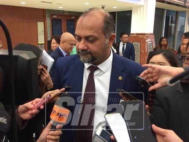 Gobind ketika ditemui media di lobi Parlimen, hari ini.