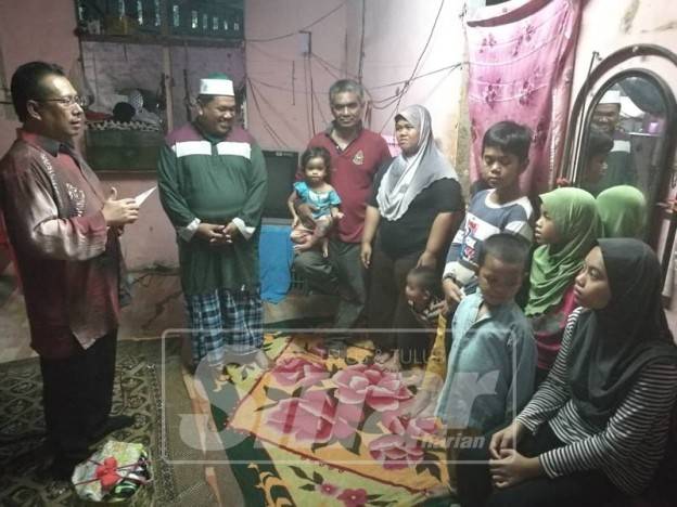 Wan Mohd Bahari dan keluarga ketika menerima kunjungan Zulkepli, semalam.