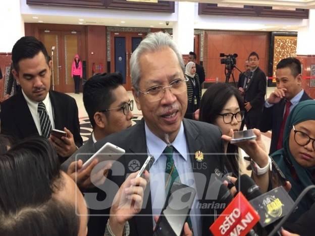 Annuar ketika ditemui di lobi Parlimen, hari ini.