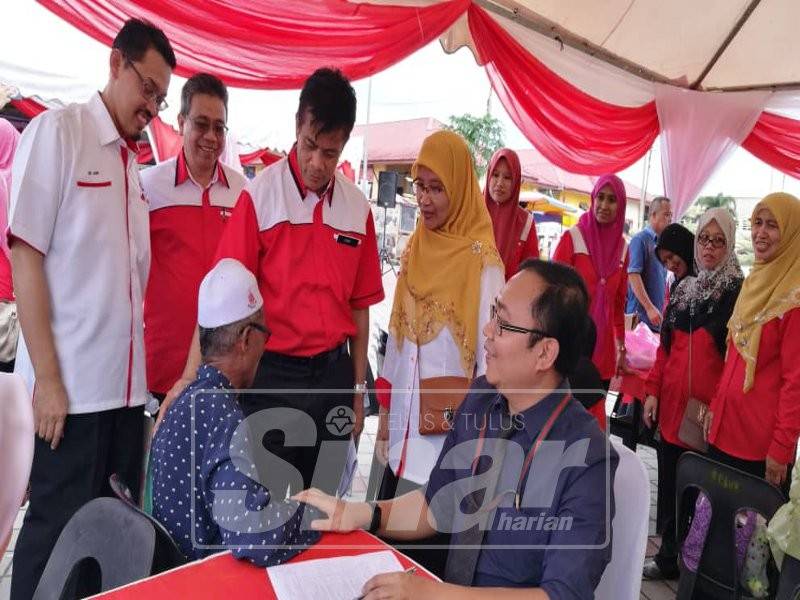 Zaini (tiga, kiri) beramah mesra bersama salah seorang pengunjung selepas merasmikan Sambutan Hari Jantung Sedunia Peringkat Negeri Kelantan dan Ambo Nok Sihat Sokmo Daerah Jeli 2018 di sini, hari ini.