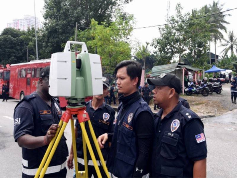 Anggota Forensik Polis menggunakan Laser Scanner Leica C10 untuk mengimbas kawasan kuil berhubung kejadian kekecohan di Kuil Sri Maha Mariamman, Subang Jaya, USJ 25, Putra Heights, hari ini. - Foto Bernama