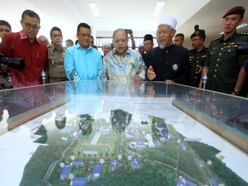 Tuanku Syed Sirajuddin Putra Jamalullail (tengah) berkenan mendengar taklimat daripada Rektor Universiti Fatoni Dr Ismail Lutfi Japakia (tiga, kanan) ketika meninjau model peta universiti selepas merasmian Bangunan Fakulti Al-Quran dan As-Sunnah di Universiti Fatoni, Thailand, semalam. - Foto Bernama