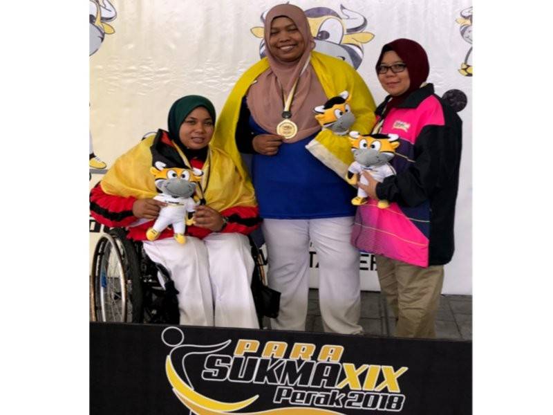 Jariah bergambar dengan pingat emas yang dimenanginya dalam acara boling padang perseorangan wanita B7 (cacat anggota kaki) pada temasya Para Sukan Malaysia (Sukma) 2018 di Arena Lawn Ball hari ini. - Foto Bernama