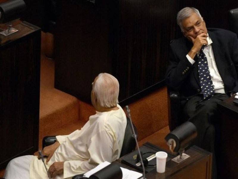 Ranil Wickremesinghe (kanan) di sesi Parlimen Sri Lanka yang diboikot penyokong setia Presiden Maithripala Sirisena.- Foto AFP
