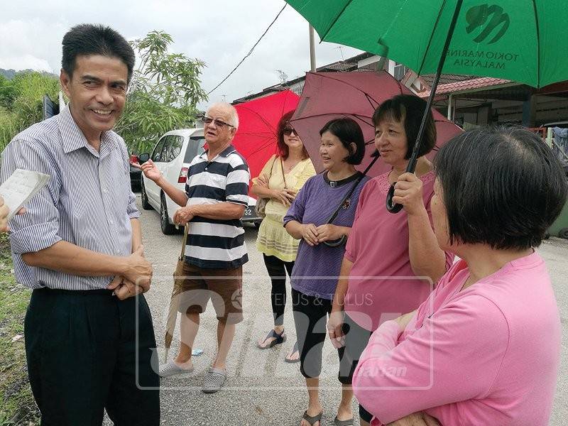 Shamsul Anuar mendengar luahan penduduk yang dikaitkan dengan tapak projek milik syarikatnya yang terbengkalai.