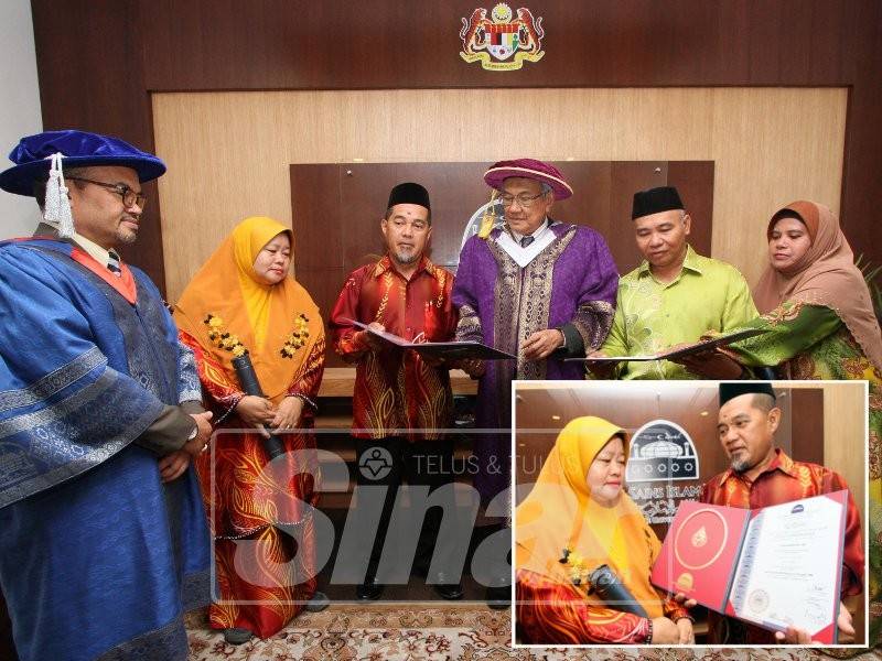 Pro Canselor Usim, Tun Zaki Azmi (tiga, kanan) melihat sijil diterima keluarga penerima penganugerahan ijazah secara anumerta pada Majlis Konvokesyen Ke-16 Usim di sini, semalam. ( Gambar kecil ) Ajik dan isteri, Jainas Dater, 50, sebak melihat Ijazah Sarjana Muda Fiqh dan Fatwa dengan Kepujian diperolehi Allahyarham Noor Sahadah, semalam.
