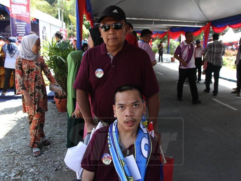 Sudin bersama anaknya ketika ditemui di Kampung Sri Gunung Pulai.
