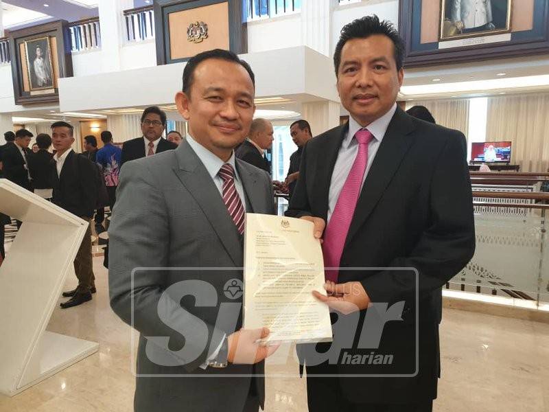 Maszlee dan Ikmal Hisham di lobi Parlimen hari ini.